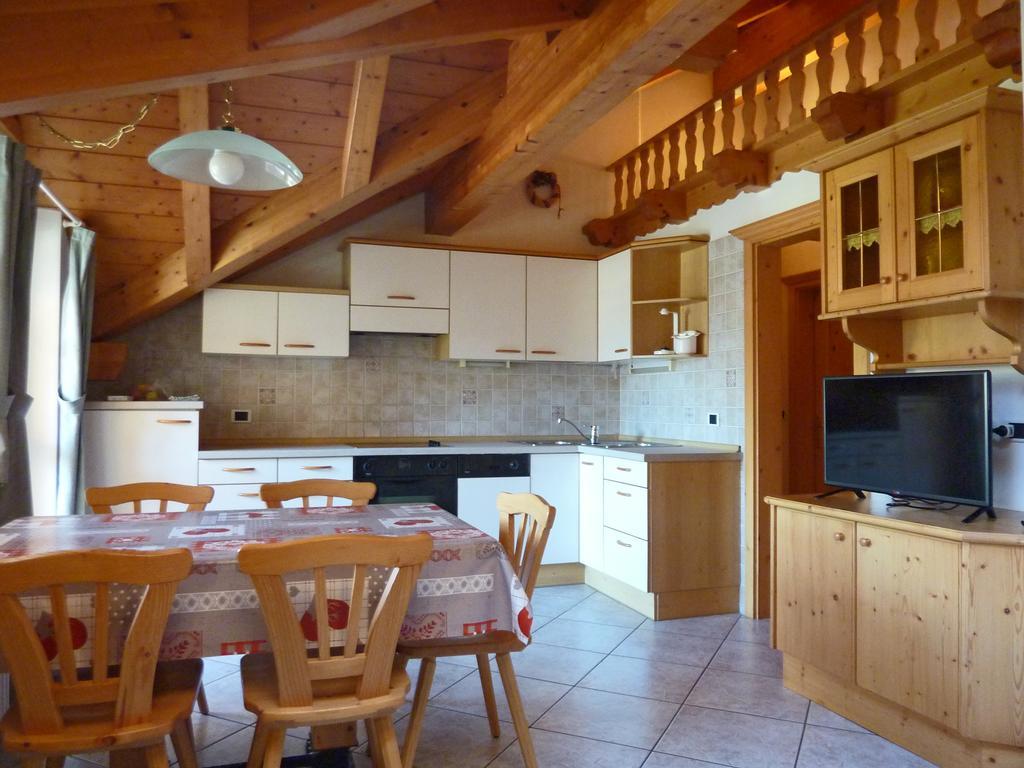 Appartamenti Majon Sotroi Campitello di Fassa Oda fotoğraf